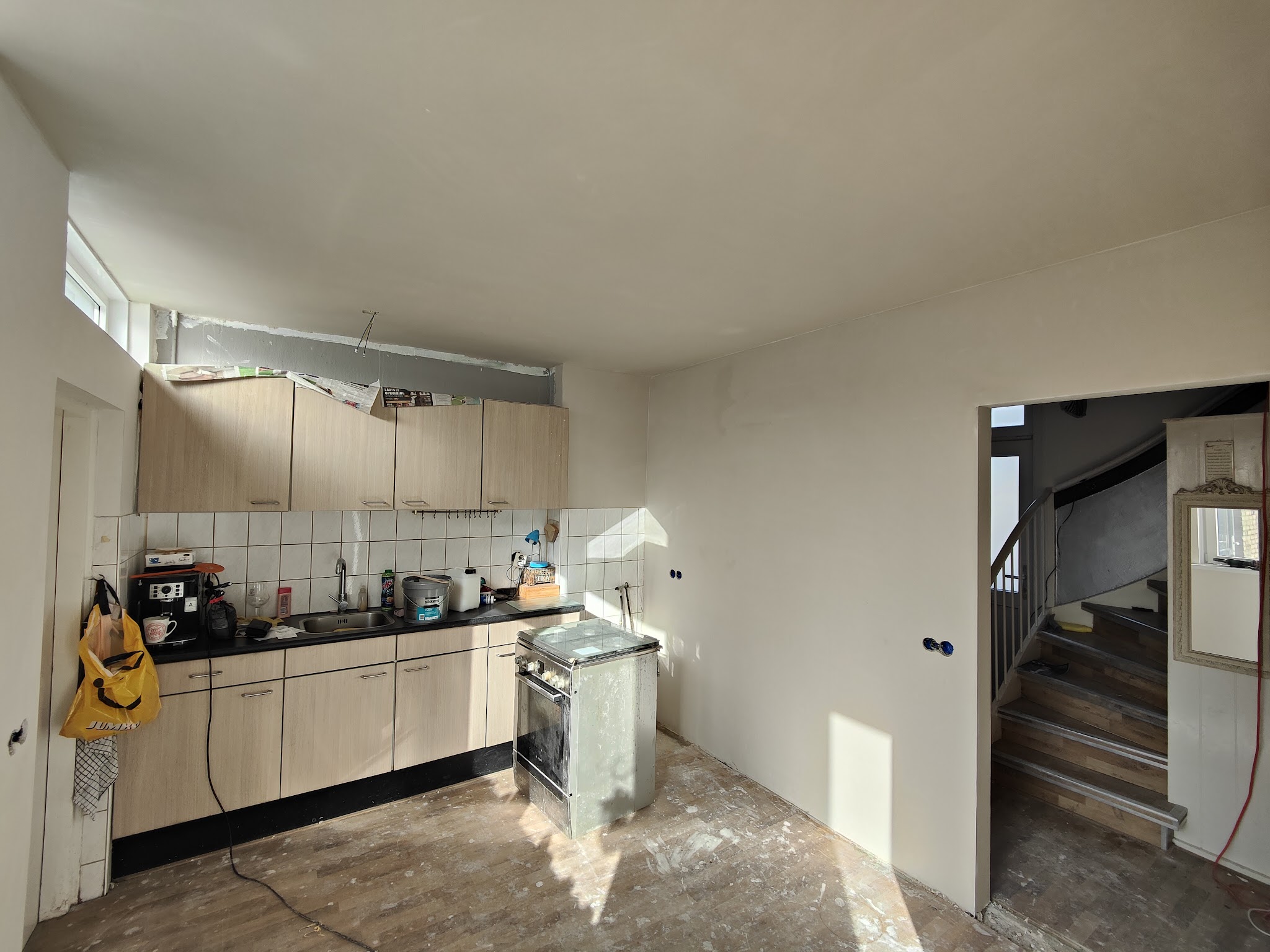 Keuken en trapopgang met vers gestucte wanden