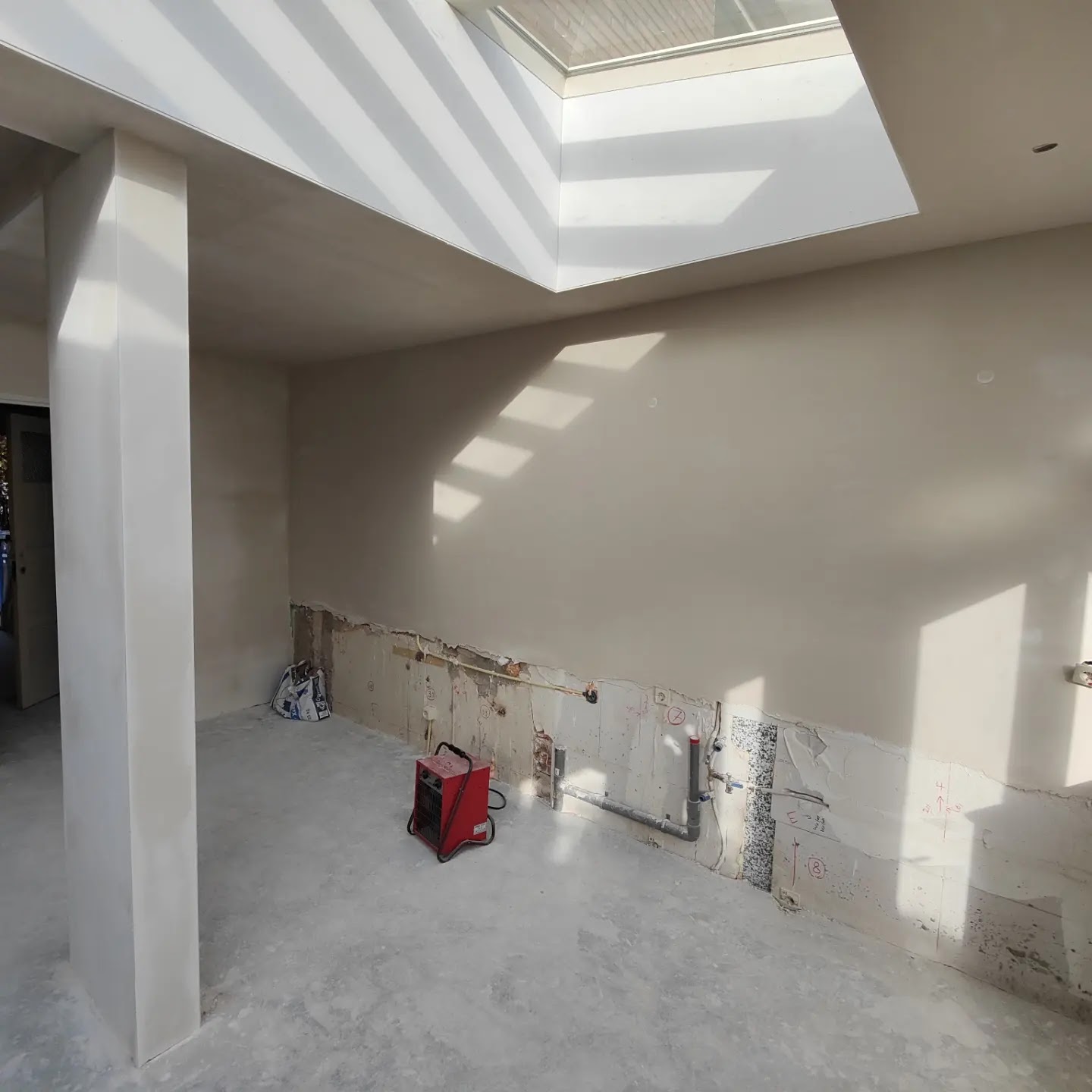 Kamer met daklicht en vers afgewerkte wanden