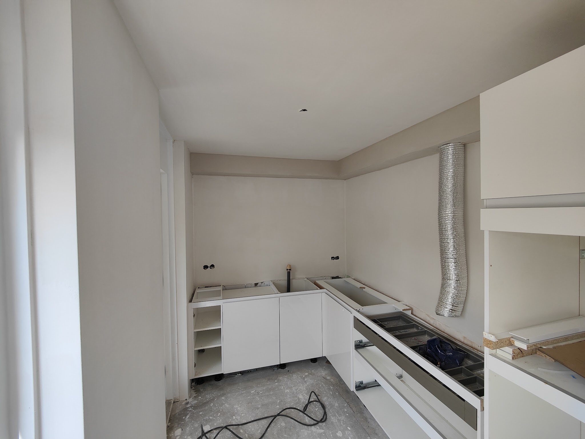 Keuken in aanbouw tegen strak gestucte wanden