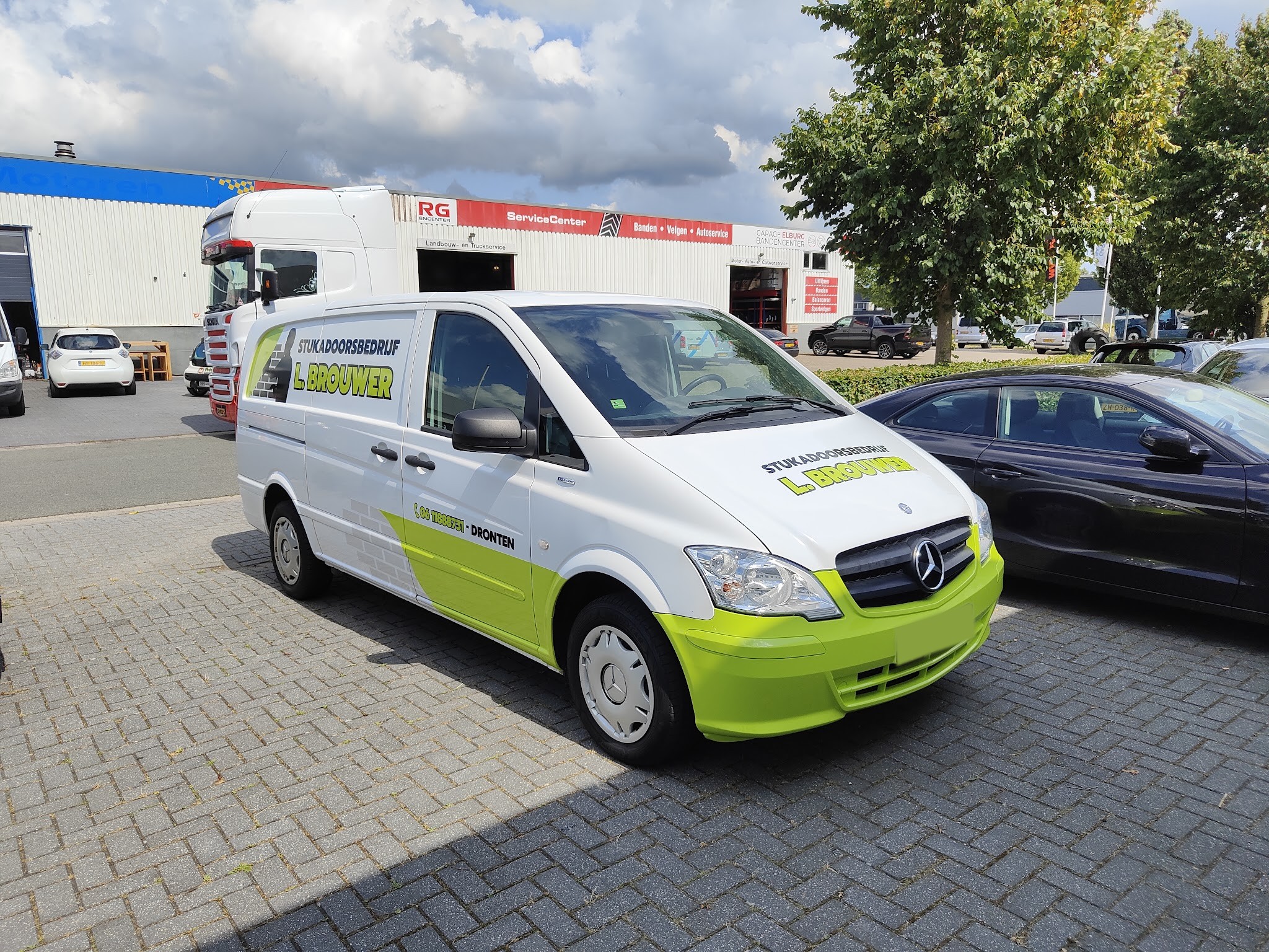 De witte bus van Stukadoorsbedrijf L.Brouwer met limegroene belettering